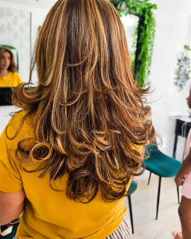 Cabelo comprido com ondas cor de caramelo