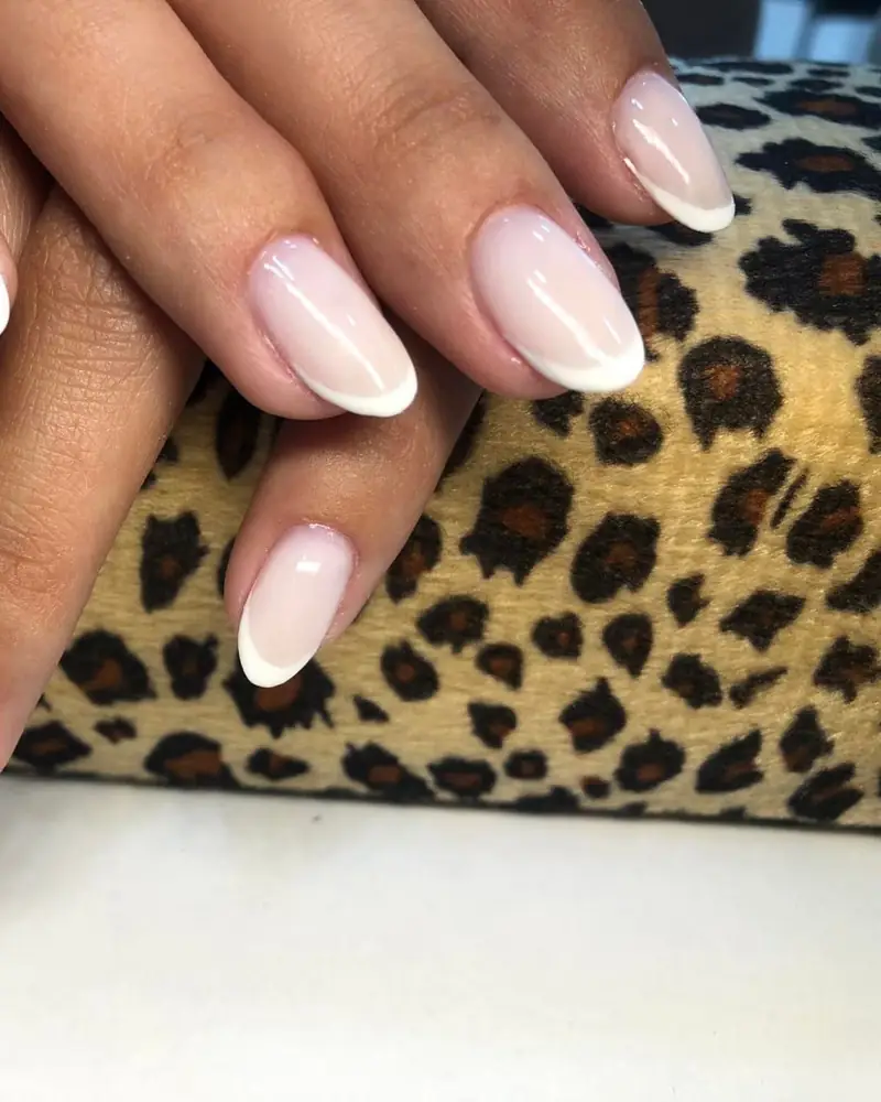 Unhas em tom nude